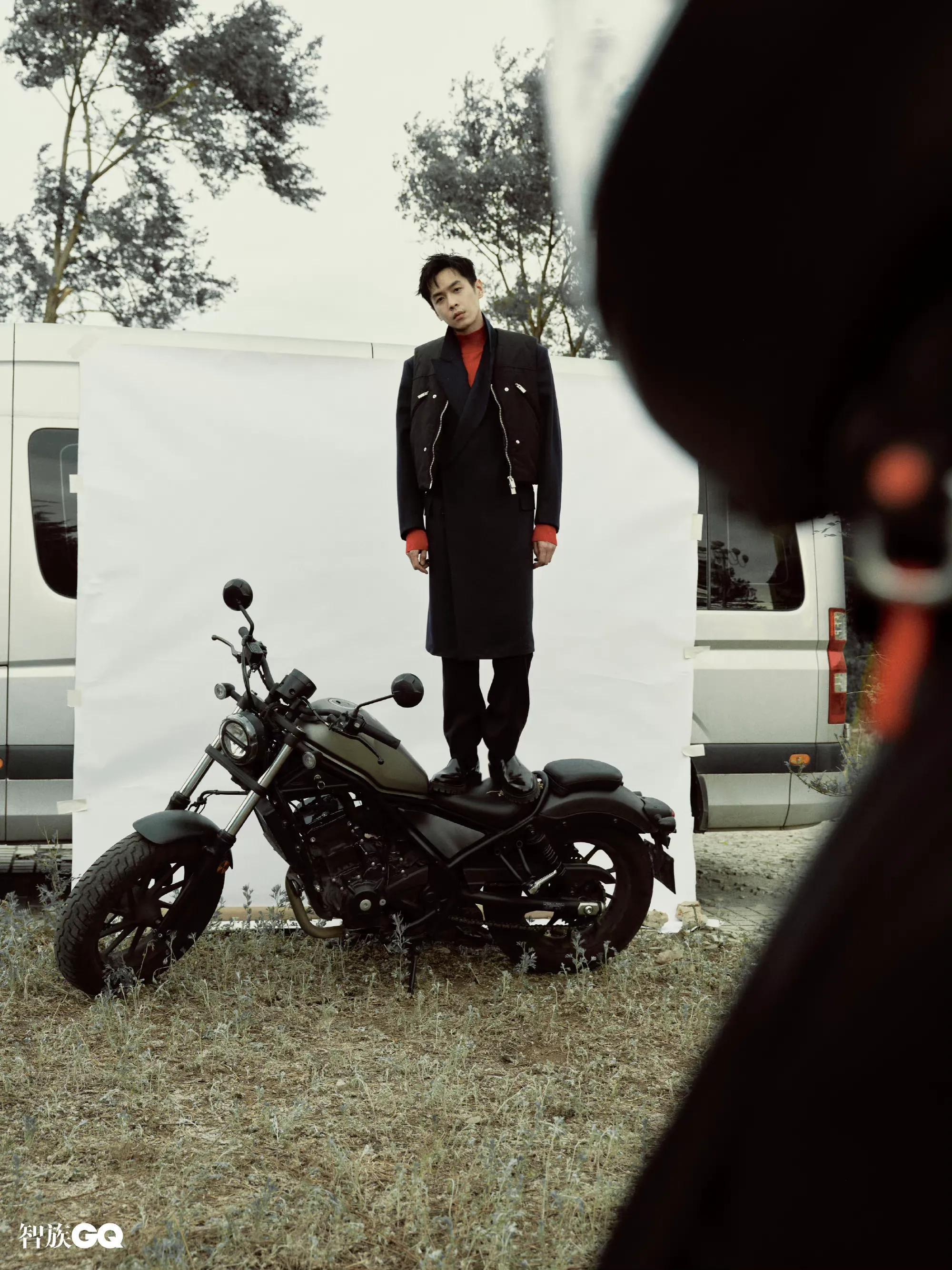 时尚｜张若昀登《智族GQ》七月刊封面，演绎西部大片解锁新刊
