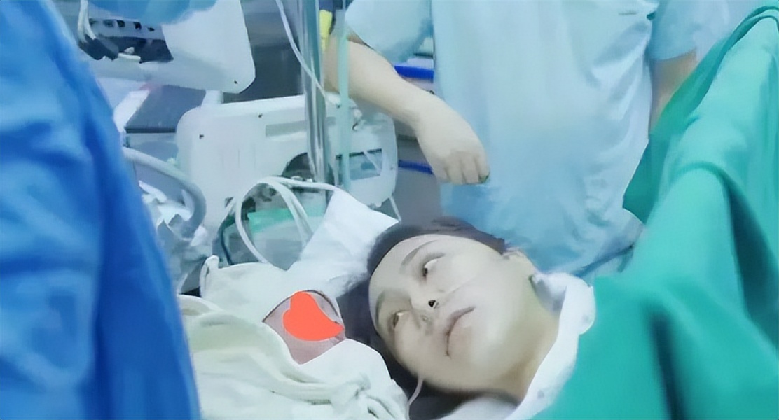 李子峰晒一家三口叠手照官宣老婆产子，双手抱娃笑容满溢，超有爱