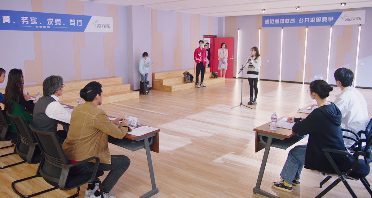 《星河璀璨的我们》更6集，全程刷屏，笑出腹肌，这部剧凭什么？