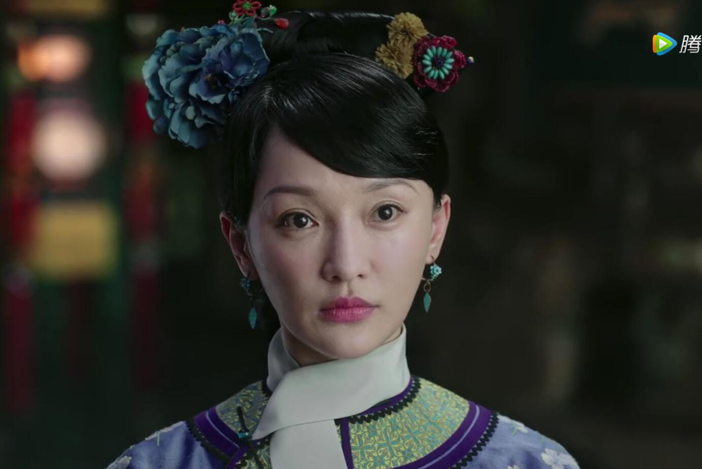 是,由于周迅的脸很小,远远看去确实显得稚嫩.
