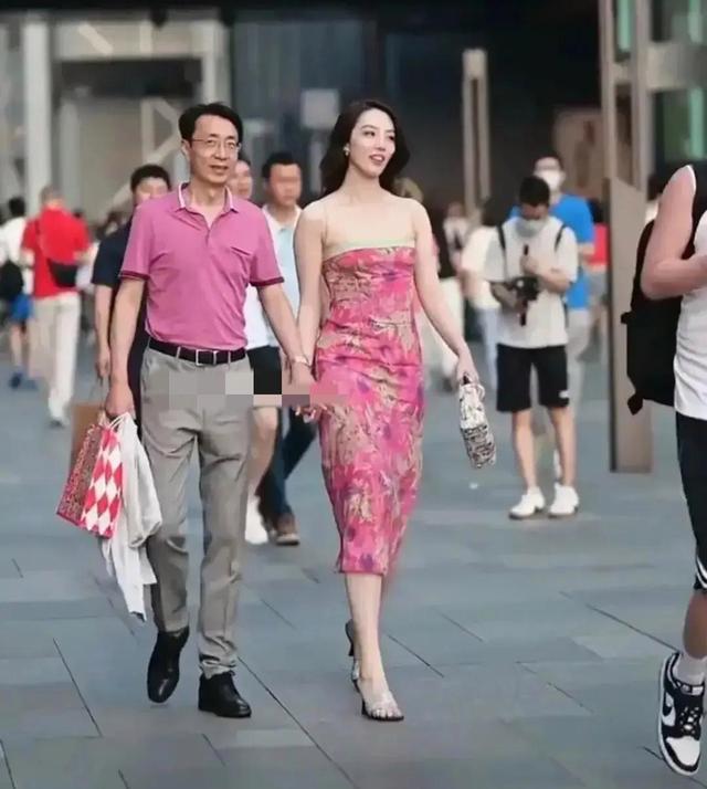 网传国企高管出差途中私会美女，牵手逛街照曝光，公司：正在核实