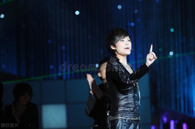 出道即巅峰的10位艺人，有人如今依旧风光，有人却早已经销声匿迹