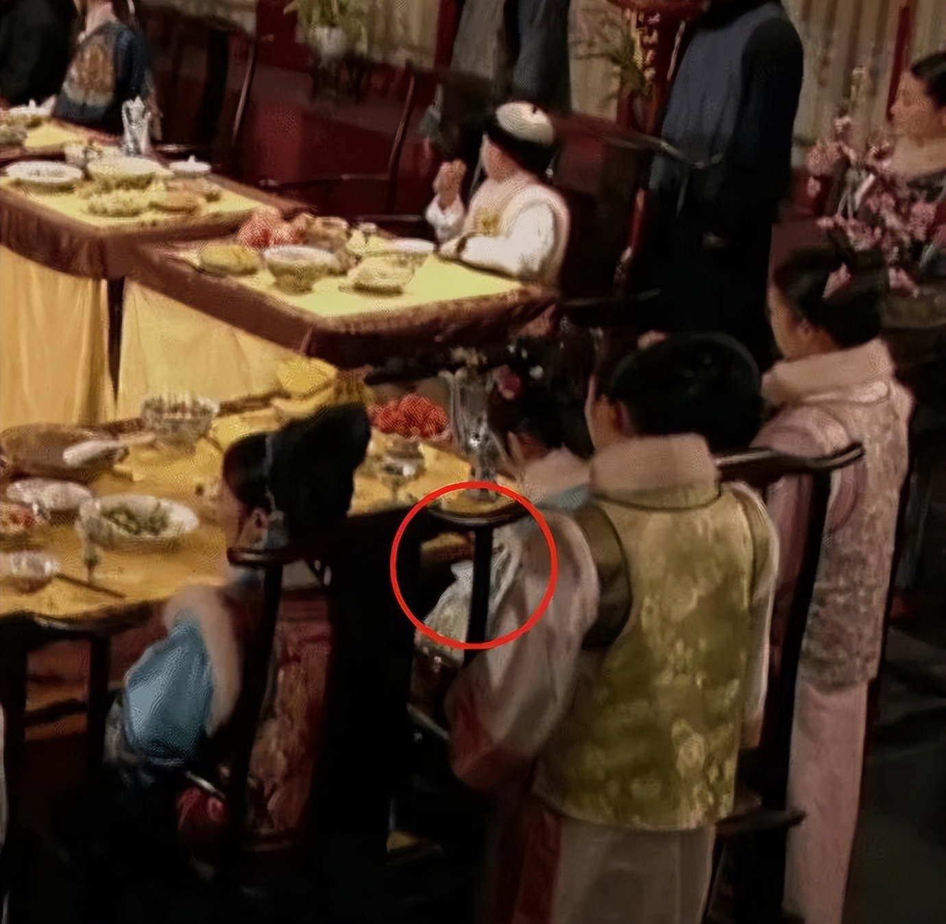 经典剧集的“边角料”，八戒骑摩托、妃子玩手机，谢谢，有被笑到