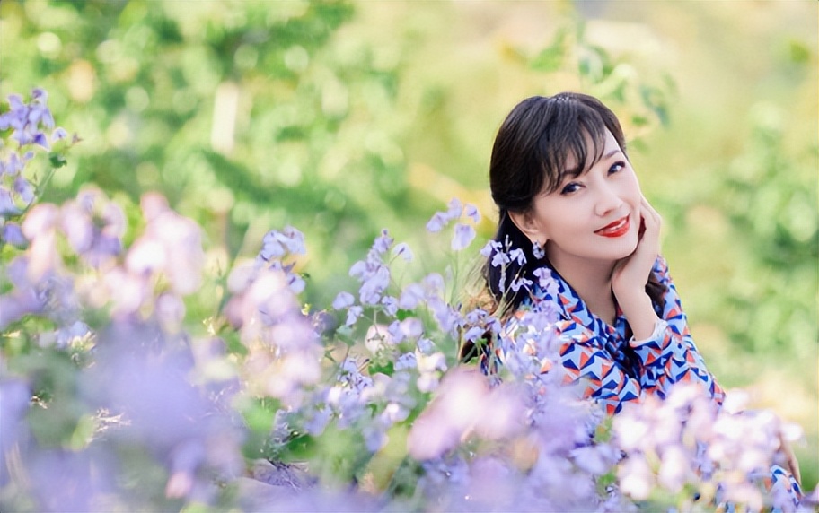 不老女神“赵雅芝”晒近照，身穿碎花裙好似少女，笑起来可真甜