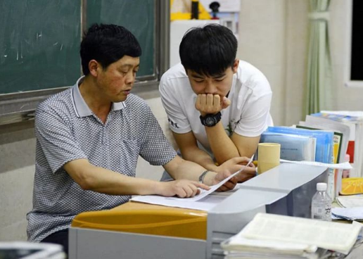 大学生哥哥给初中弟弟补课，因有偿而被举报，网友：管得太宽了吧