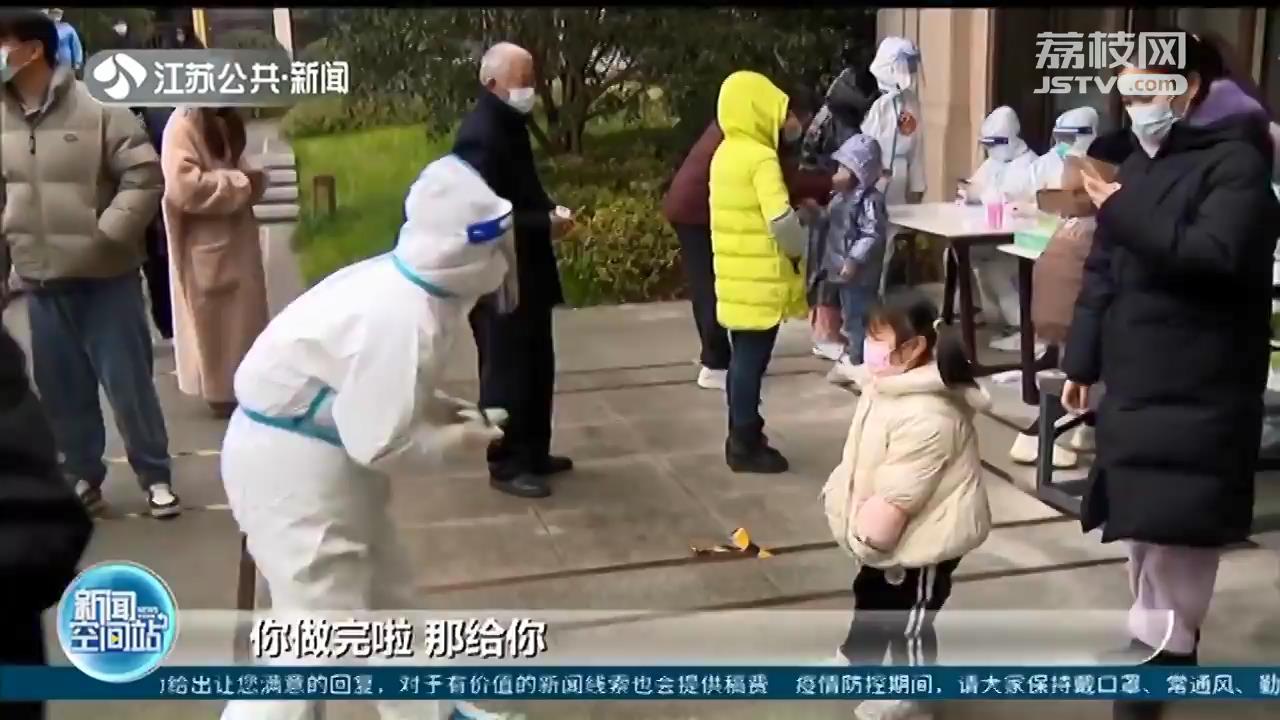 核酸采样现场 苏州一&ldquo;大白&rdquo;蹦蹦跳跳的样子让人倍感温暖
