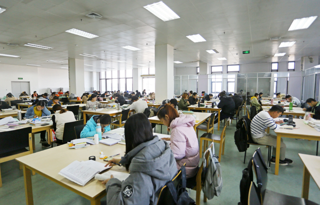 女孩晒出“研究生证书”，评论区却恶意满满，部分网友极尽嘲讽