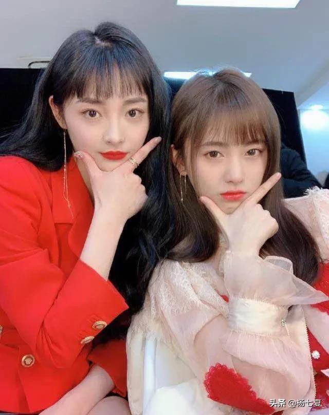 看了鞠婧祎和别人的合照才知道，她的脸真的是又美又小