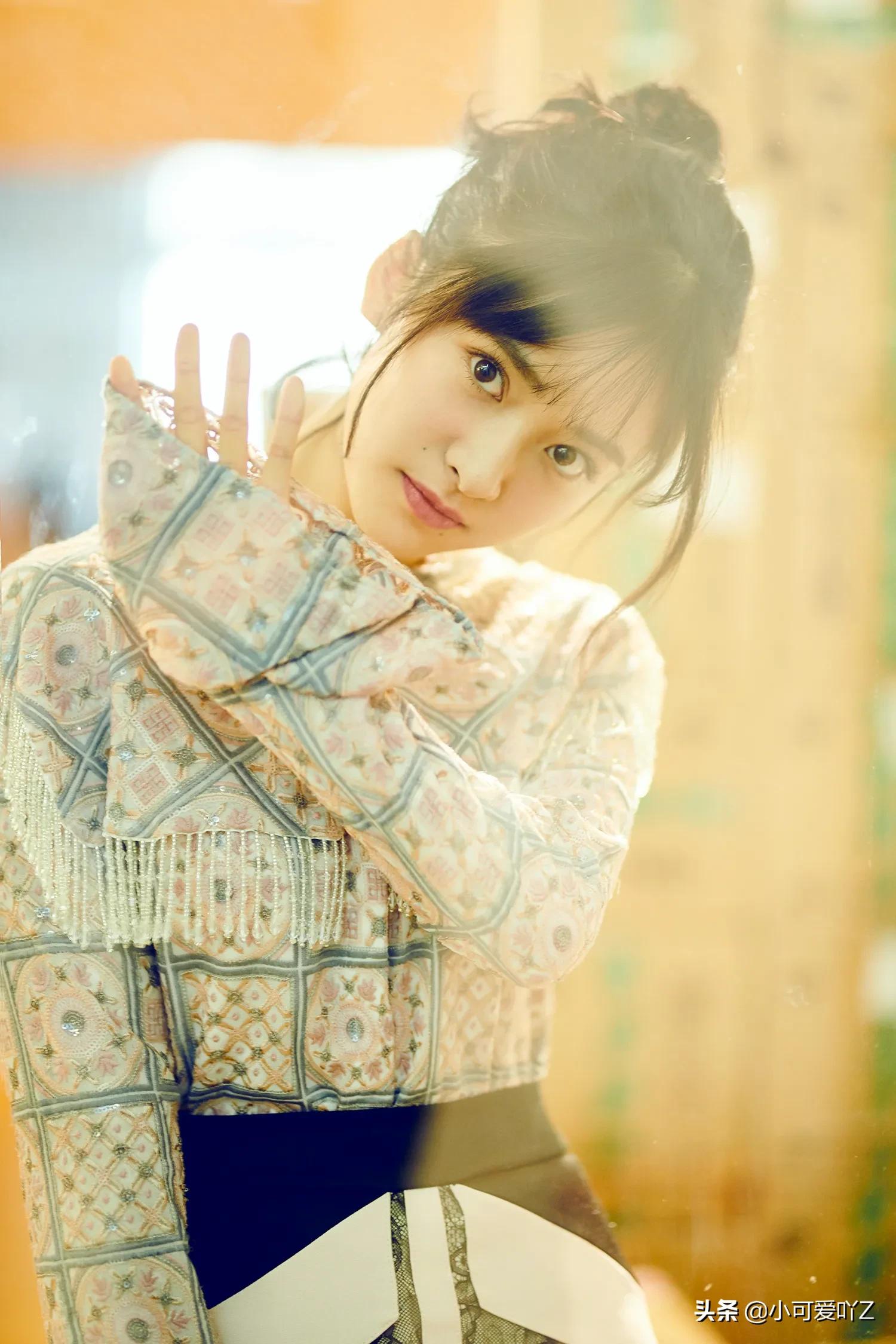 沈月，淡雅裙装，清纯甜美