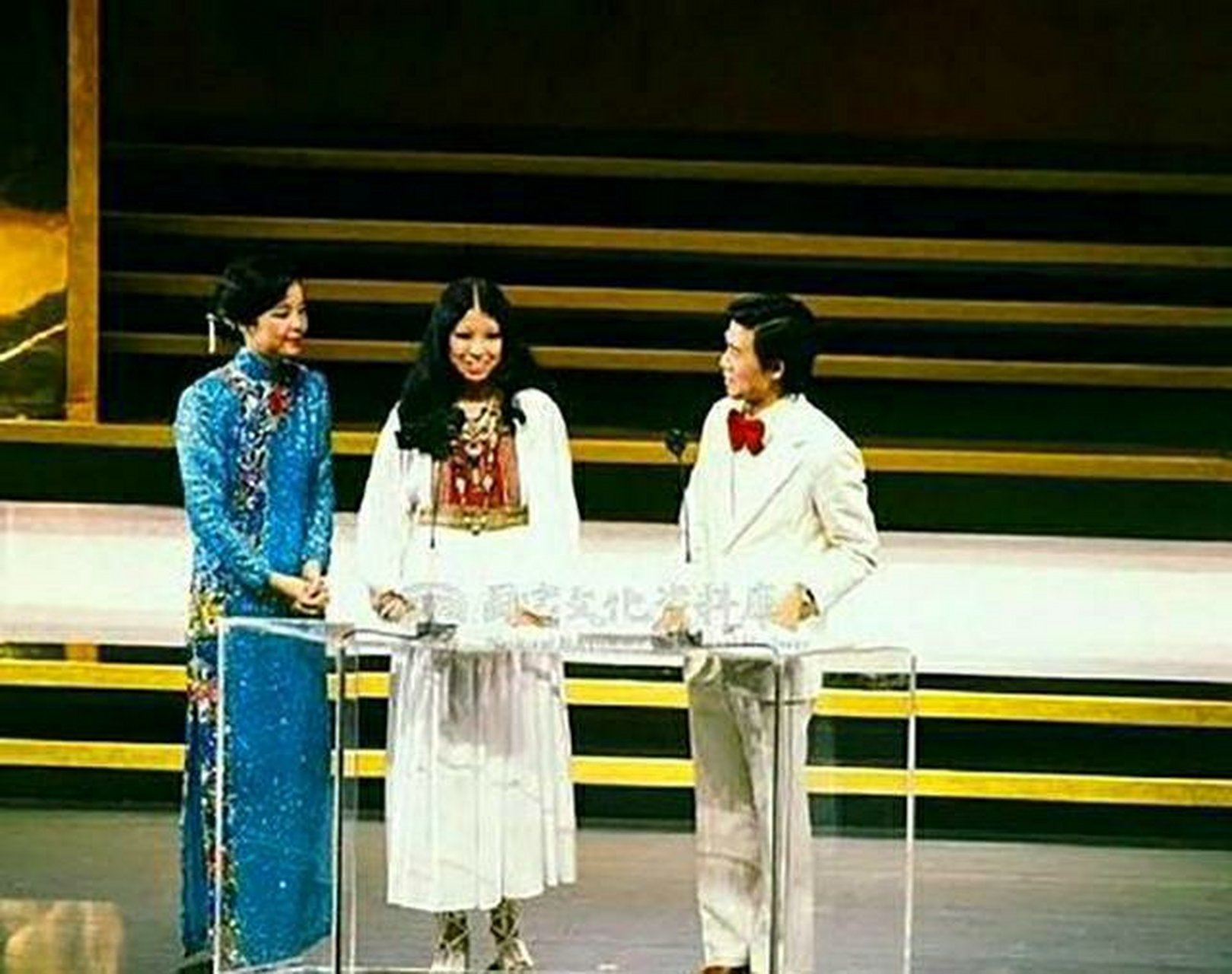 邓丽君去世时万人痛惜,李谷一却评价:只是个小歌手不值得挂念!