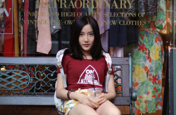 高考双料状元进入清华大学，一入学就成了校花，网友催促她快出道