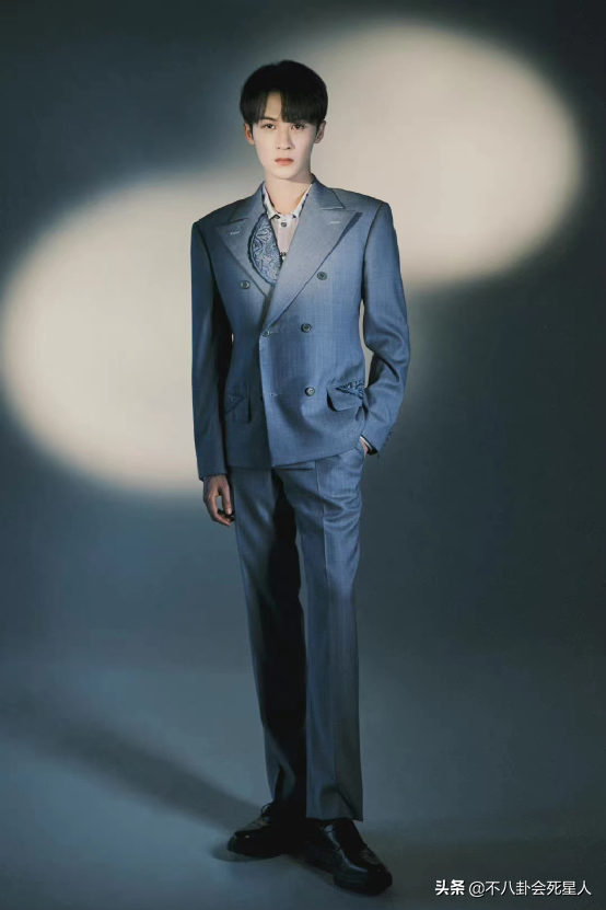 单看脸惊艳帅气，一看全身就秒垮掉，这些男星被身高害惨了