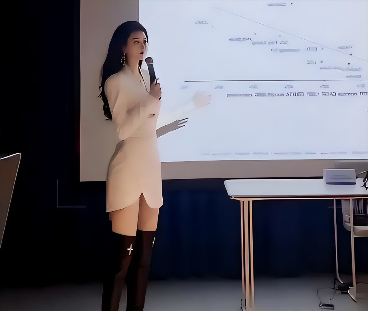 上海一大学女老师火了，长相酷似“AI”，讲课样子温柔又知性