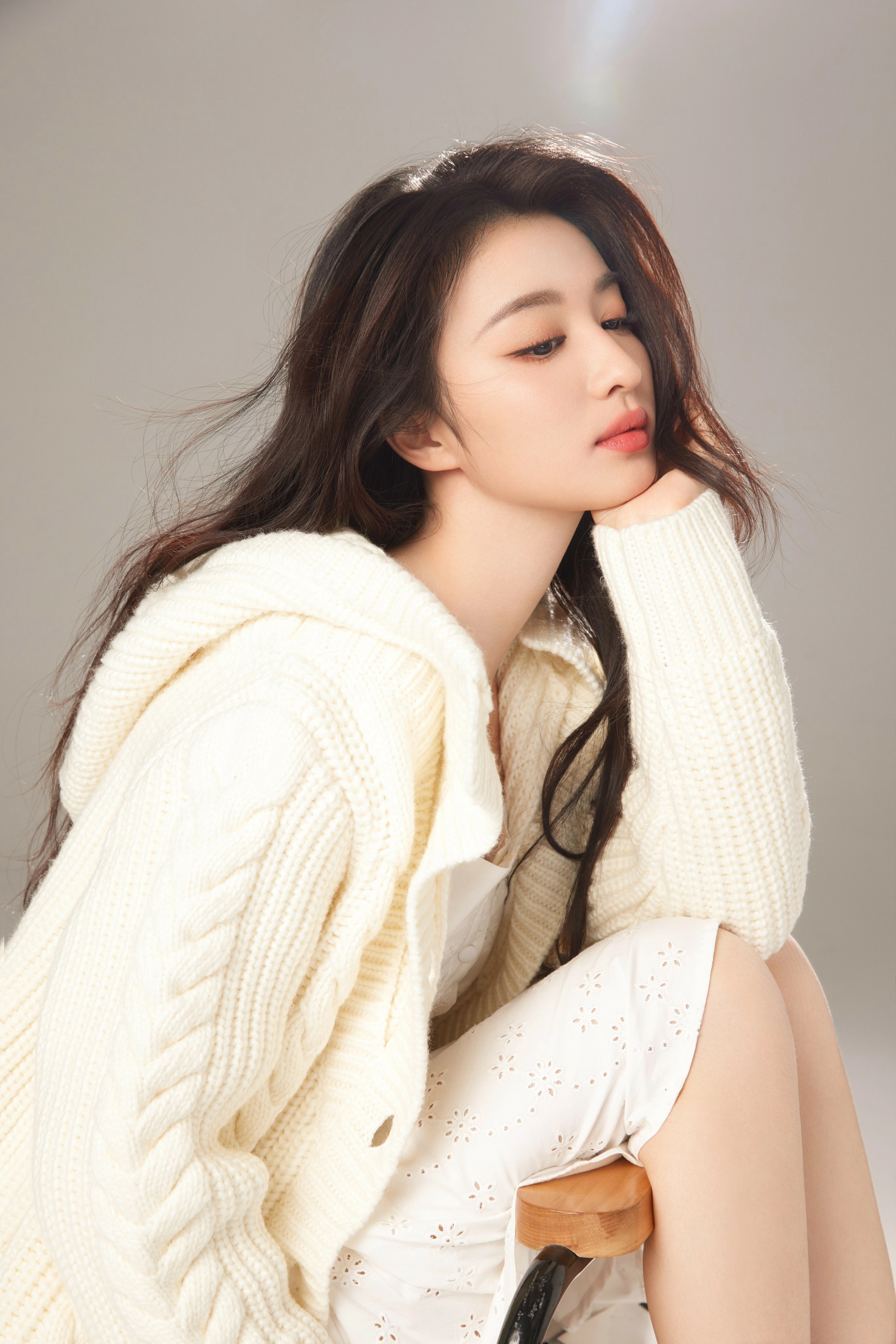 王楚然印花连衣裙搭配针织外套写真,温柔优雅自带氛围感