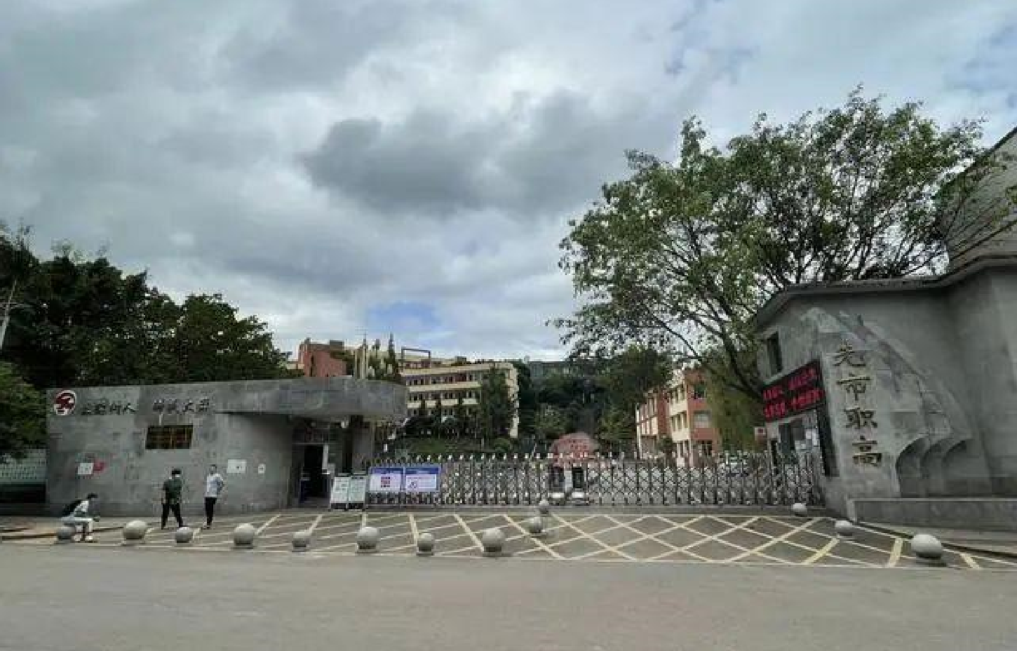 四川一“楼长”学姐查零食，13岁女生被罚150个下蹲，致终身残疾