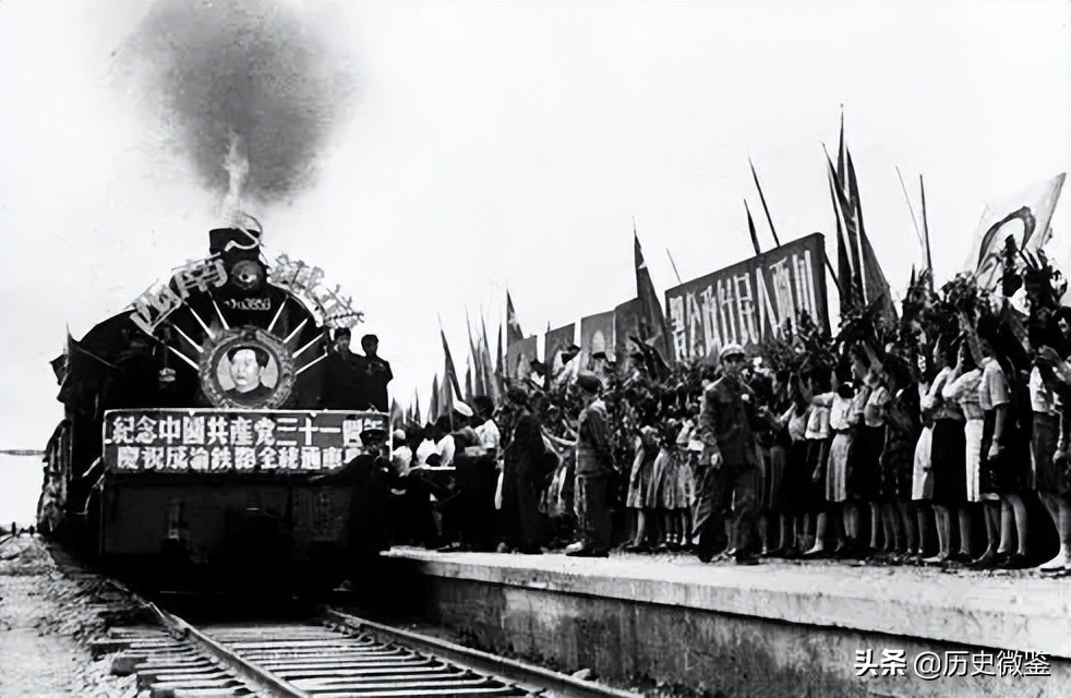 50年，邓小平提出修建成渝铁路，毛主席问原因，邓小平：三个理由