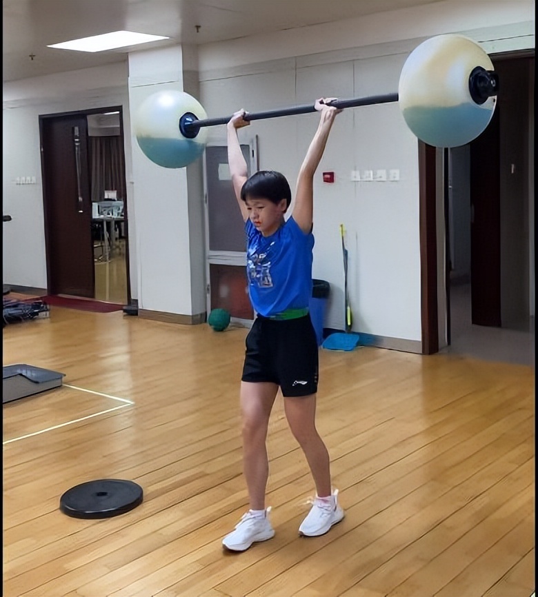 真拼！全红婵最新苦练曝光：肉眼可见长高，锅盖头发型又抢镜了