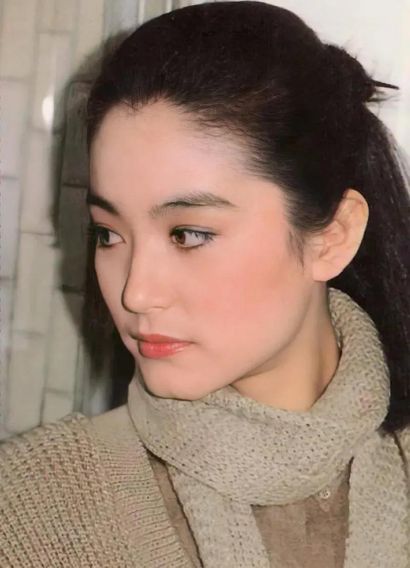 大光明盘发也能艳压群芳，这些“梳平专业户”，个个骨相好气质佳