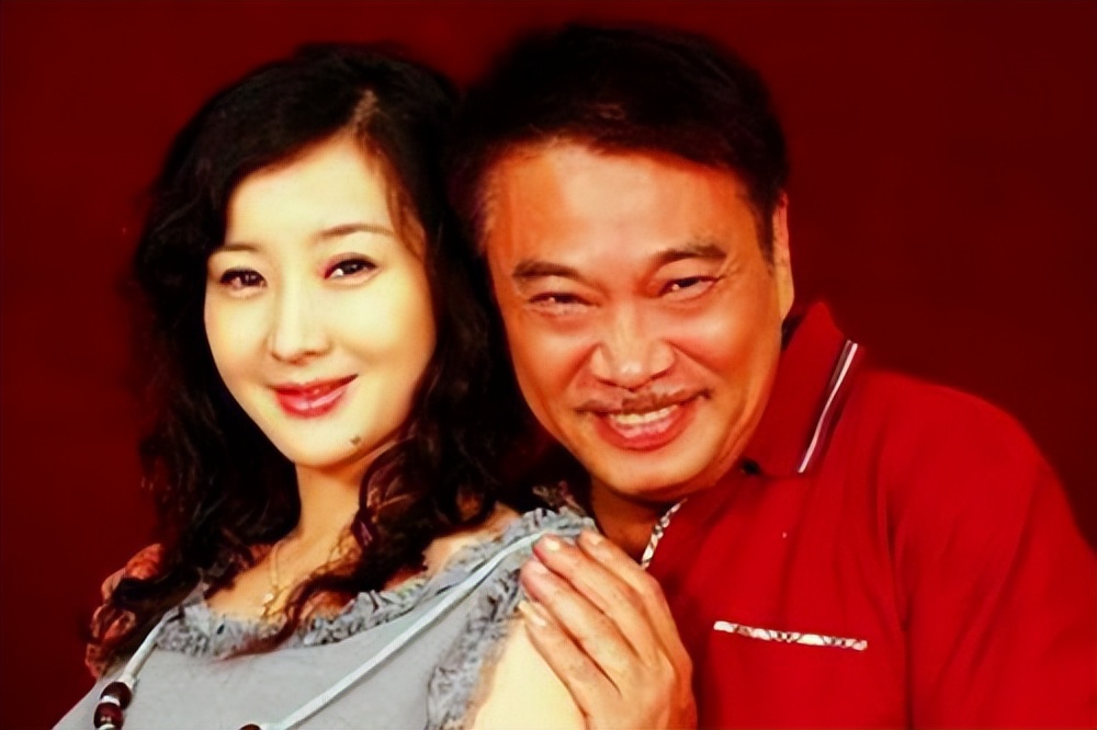 吴孟达病逝两年后,再看妻子侯珊燕的选择,才知道达叔有多么聪明