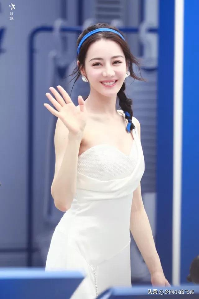 迪丽热巴蓝色发带造型曝光 穿一袭白色连衣裙清爽迷人