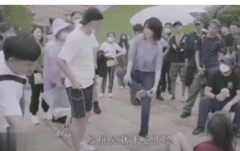 包贝尔拍戏指导殷桃上脚踹女群演 殷桃于心不忍改变方式更人性化