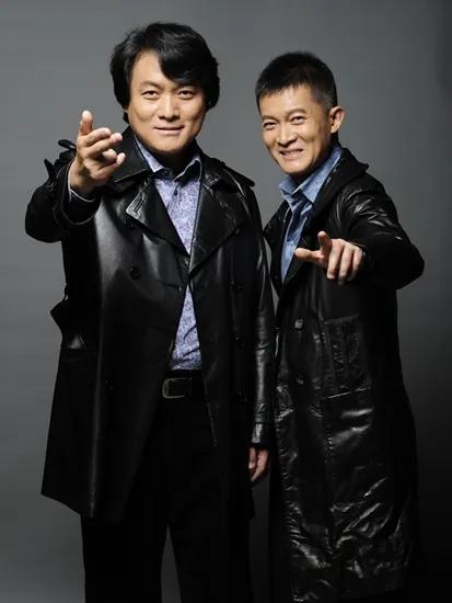 导演郭靖宇晒全家福!娇妻长相甜美,三个孩子随爹,活泼可爱