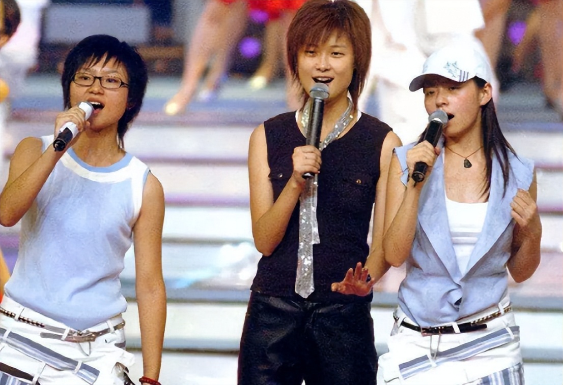 《超级女声》第二届热选中,正读大三的李宇春看准机会,报名参与.