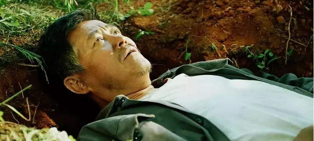 05年春节前，湖南农民工背老乡尸体还乡，遭其家属埋怨：见死不救