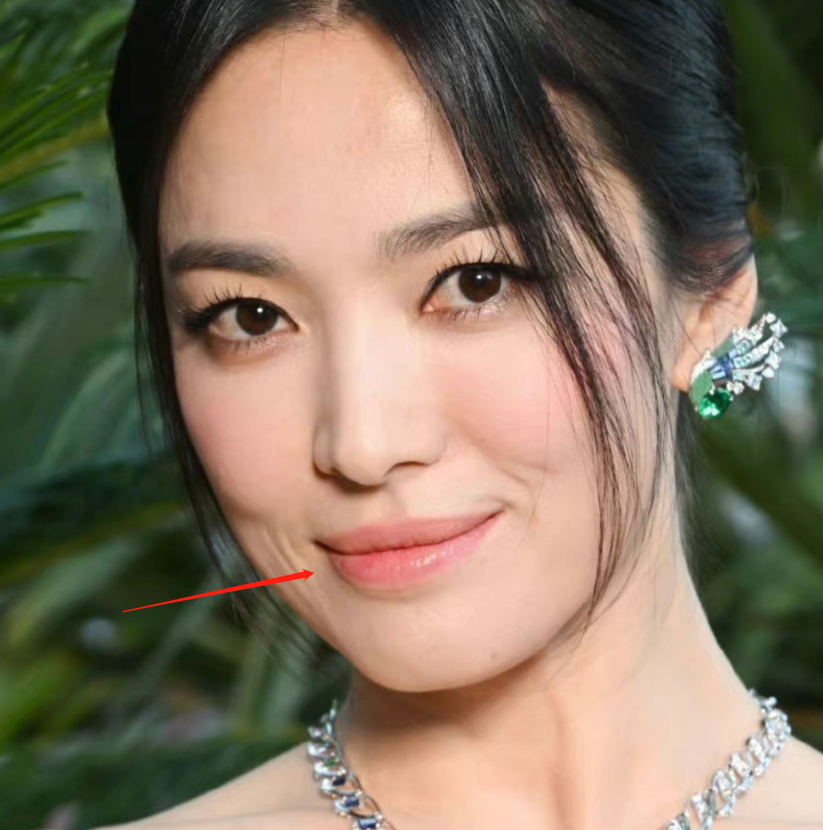 42岁宋慧乔外网生图翻车，法令纹多还地包天，被嘲有点儿凶相