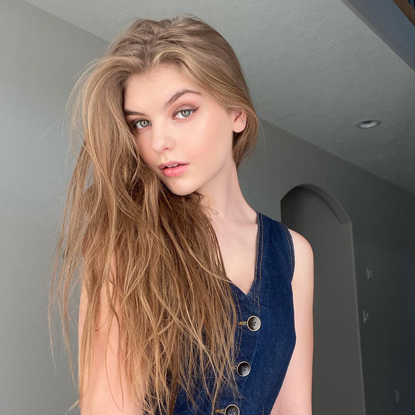 《壮志凌云》17岁女儿精致五官超抢镜，首映会上与阿汤哥亲密合影