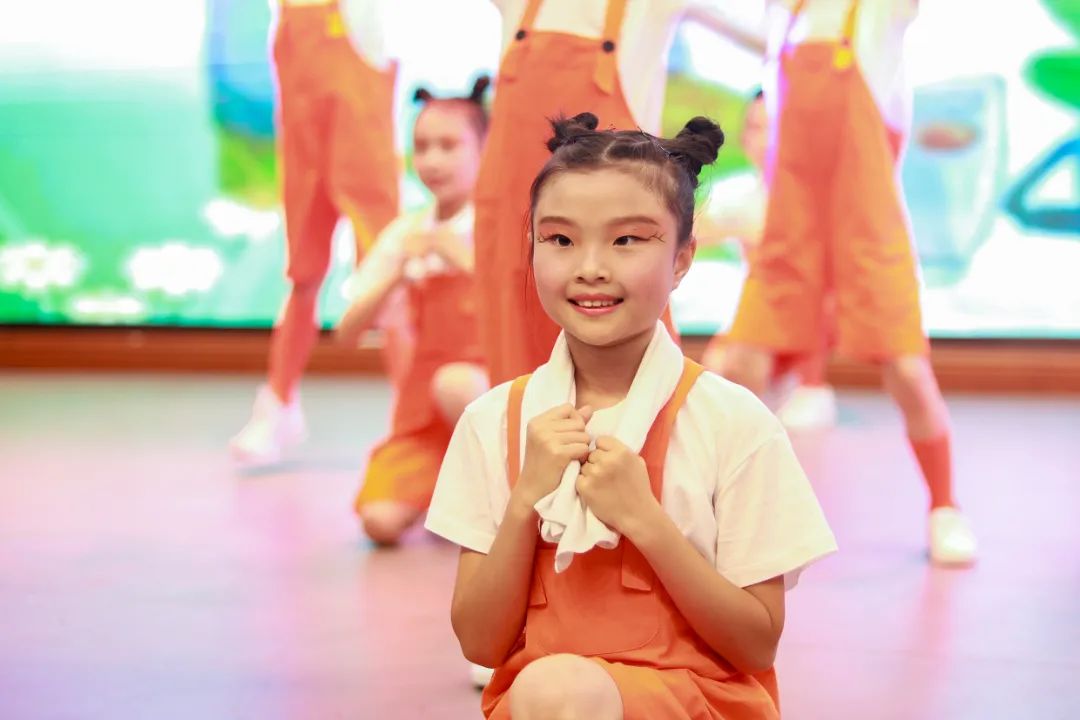 华阳实小举行“童星耀五月·艺术绽花开”群舞比赛（三四年级）