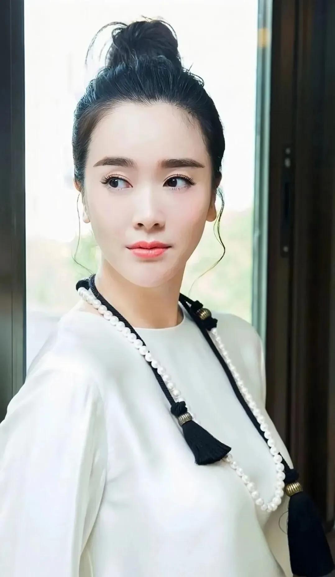 左小青腰肢柔软保养有道，美出高级感