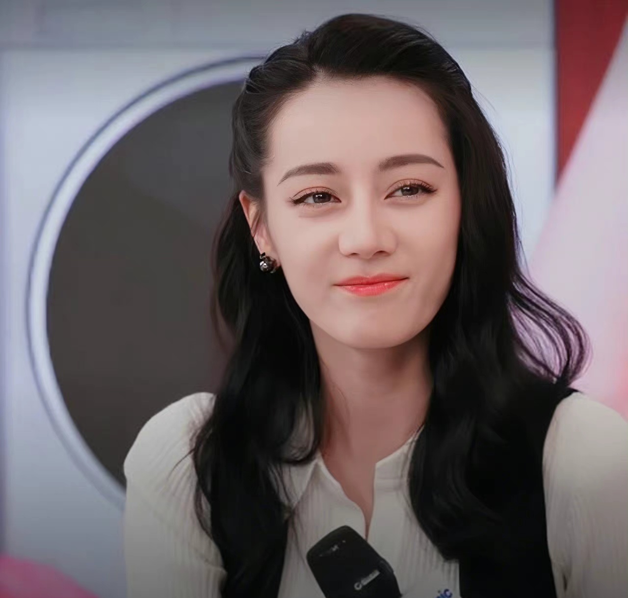 迪丽热巴直播曝生图,穿搭已变保守,30岁反而变清纯了