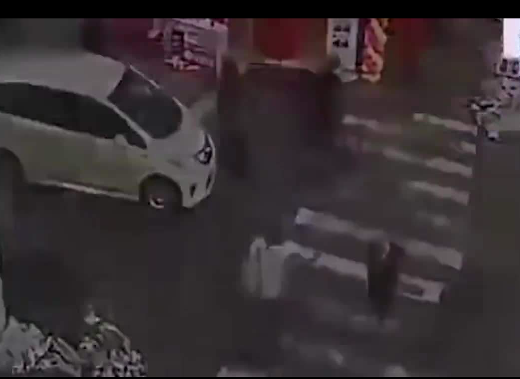 2003年，烟台一夜总会情侣出租屋遇害，警方凭一张快递单查出凶手