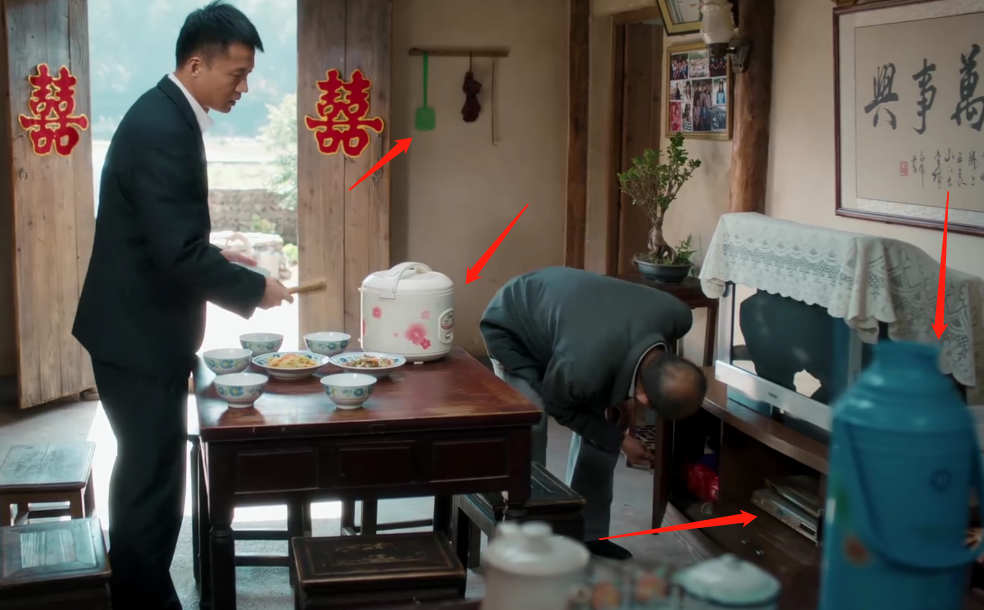 赵丽颖的细纹，老太太发黄的背心，扑面而来的寒酸才是真正的穷人