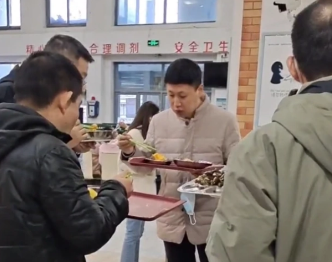 大学女生宿舍有多卷？给室友眼镜上锁不算啥，“体育加项”才吓人