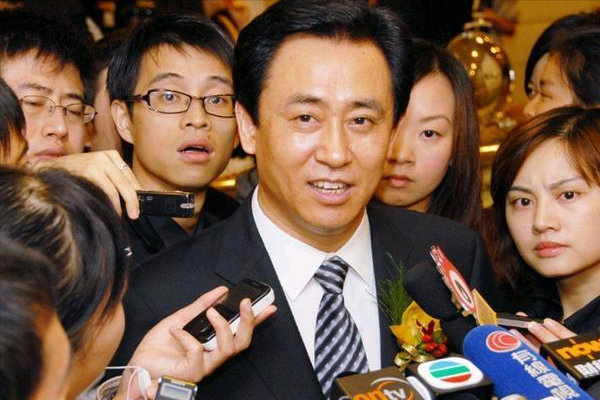 恒大欠了多少债（恒大暴雷欠下2万亿，被传跳楼自杀躲债，许家印：2023年全部还清）