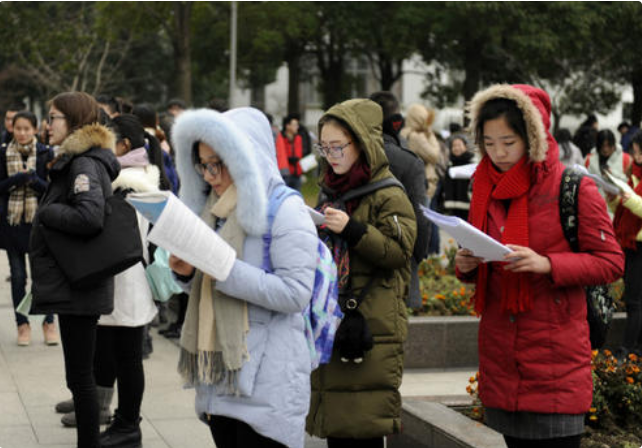 只要你选对好考的院校，就容易拿到研究生学历，考研大学生要有数