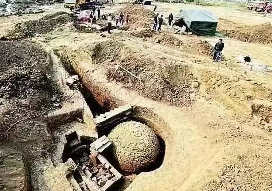 60年代，江苏出土父女合葬古墓，意外发现900枚分装红色“仙丹”