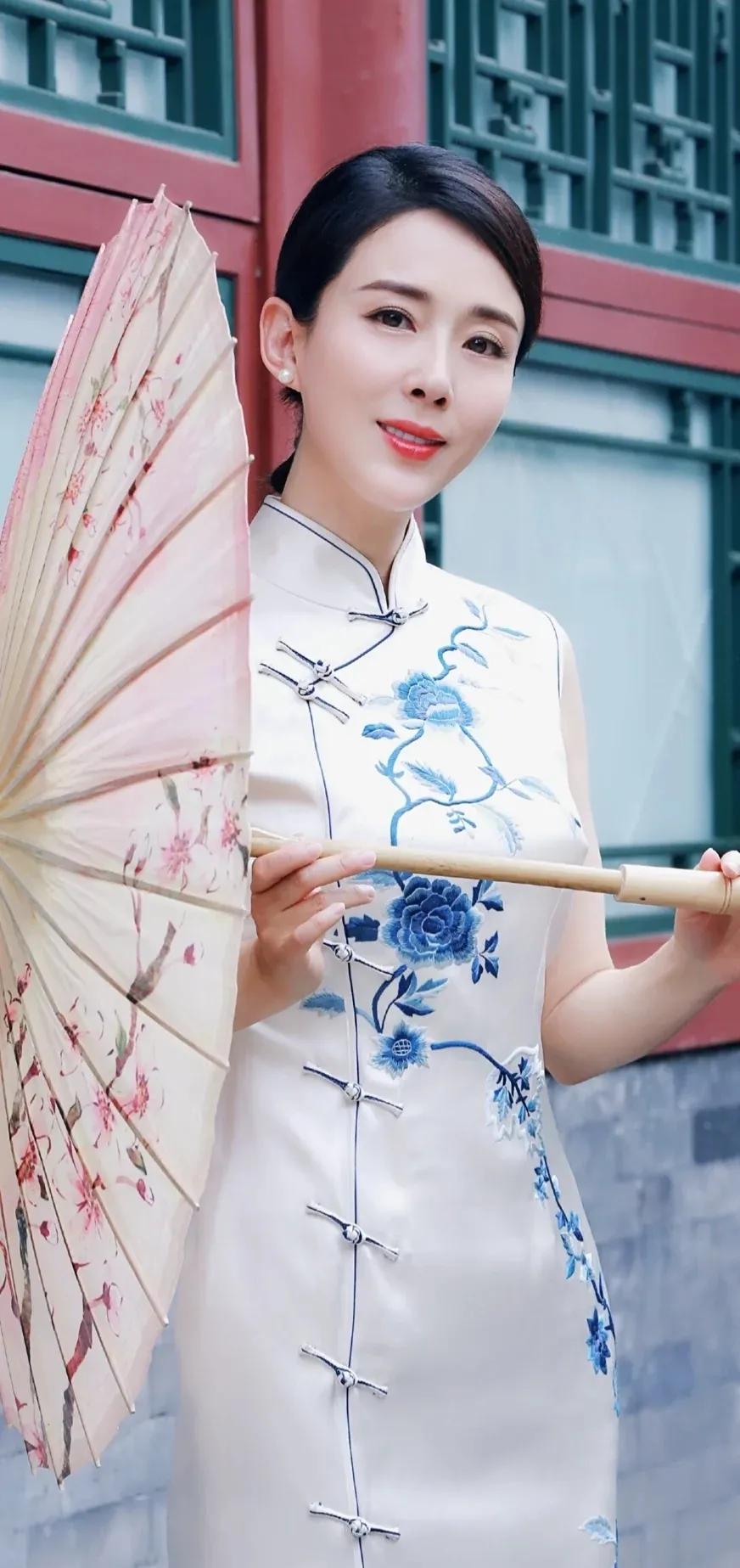 颜丹晨温柔对自己，打败时间，时尚又有女人味的美图合集