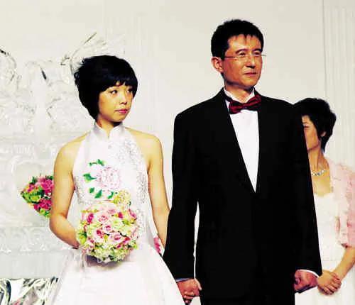 乒乓球冠军张怡宁老公是谁(13年后再看张怡宁徐威大20岁的盛世婚礼，一儿一女是最好的回应)