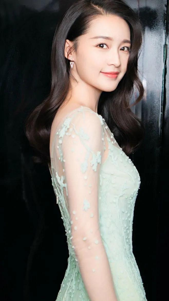 李沁,江苏美人,气质清新脱俗,俏皮可爱