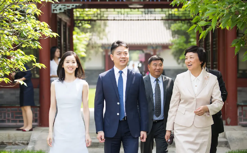 章泽天与富豪老公并肩更美了，就算穿着成熟的裙装，也仍然很稚嫩