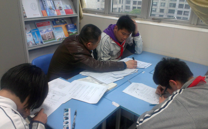 大学生哥哥给初中弟弟补课，因有偿而被举报，网友：管得太宽了吧