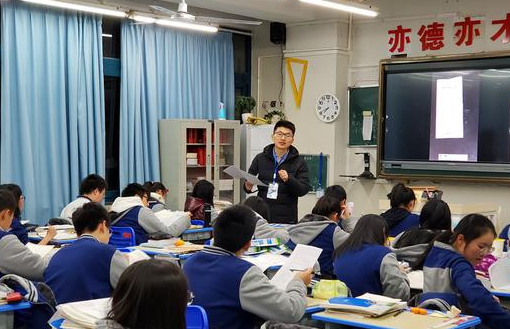 高中老师排座位的“套路”，看似平淡无奇，实则在观察这几个细节