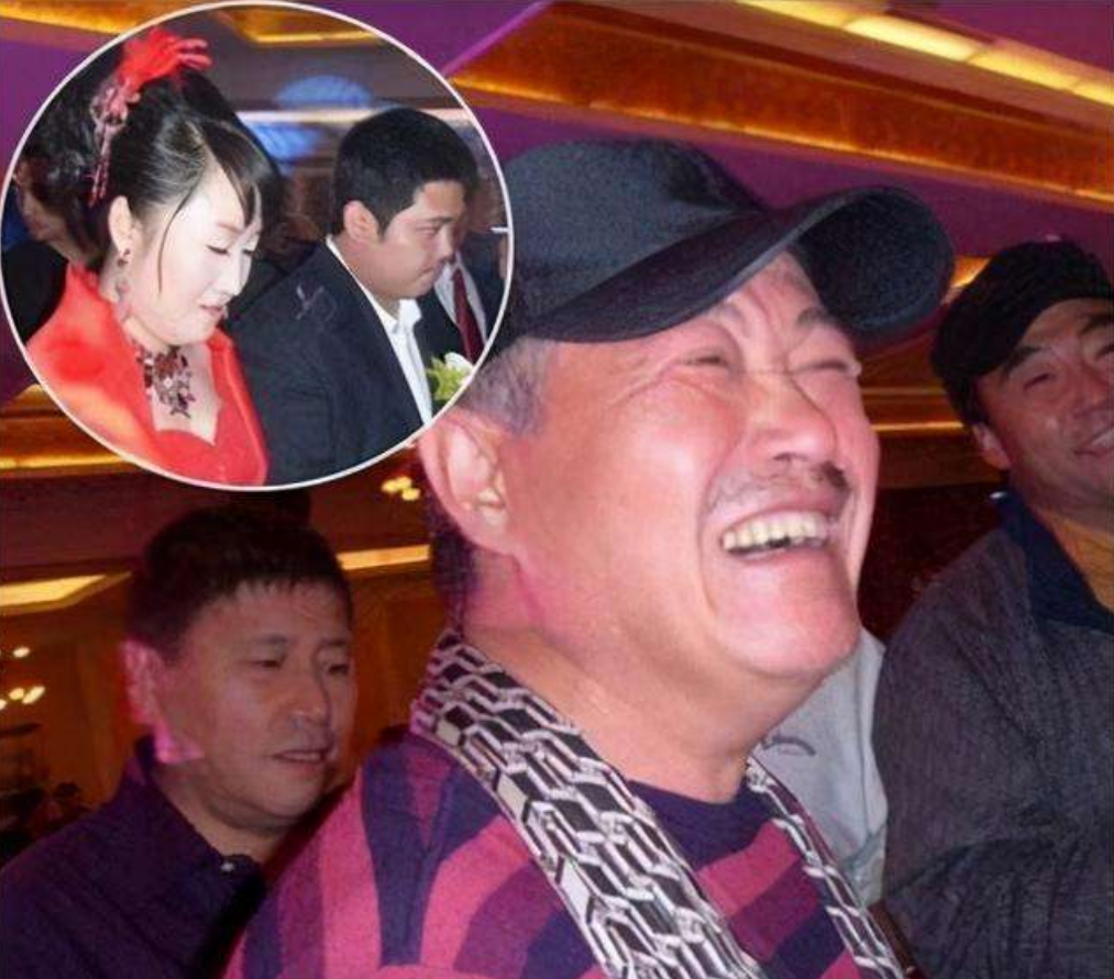 “小品王”赵本山：出身贫苦，成名后和发妻离婚，2婚娶小8岁娇妻