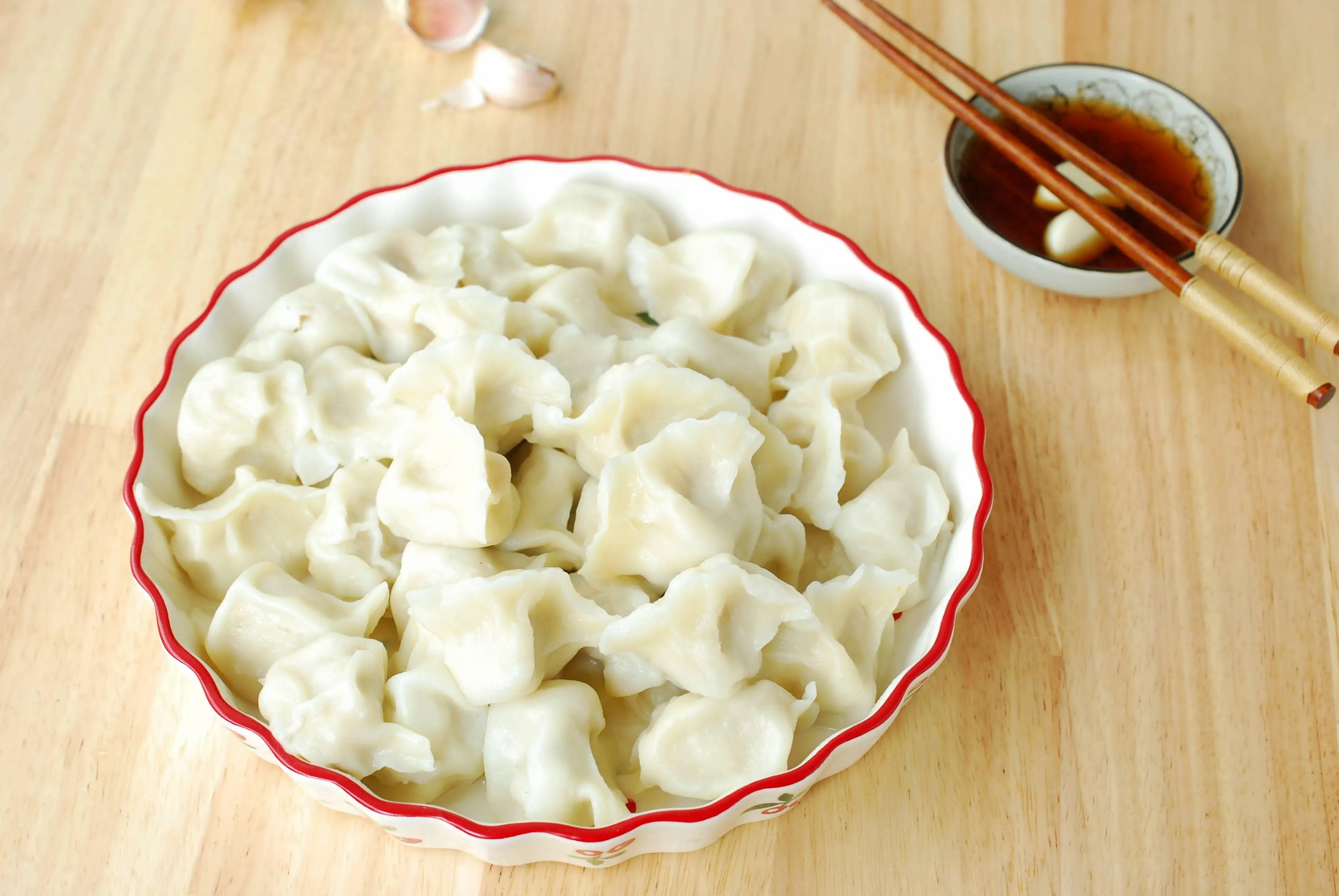 鸡肉饺子馅放什么菜最好吃（咸香适口鸡肉蔬菜饺子的做法）