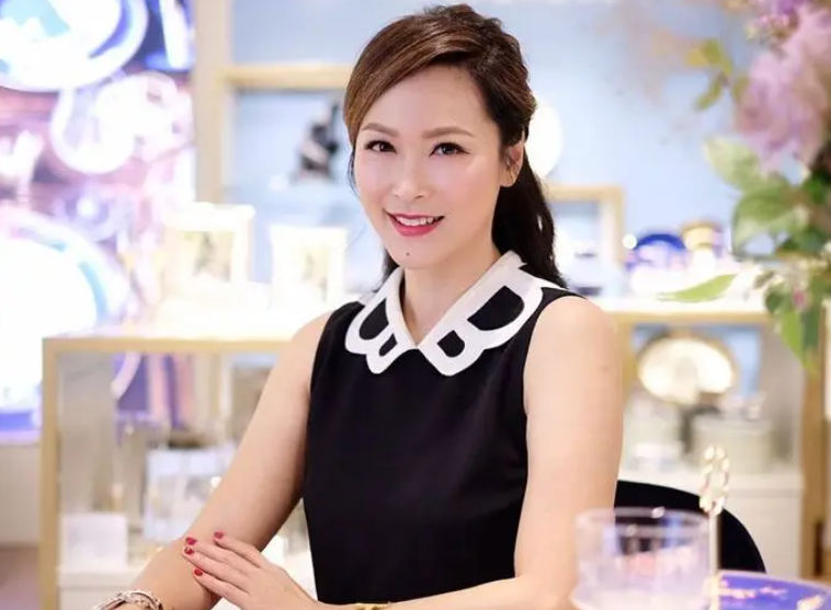 “长孙皇后”童爱玲罕露面，49岁皮肤紧致似少女，戴金表尽显阔气