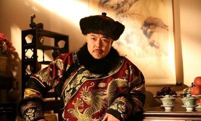 “皇帝专业户”张铁林：改国籍，字画卖十万，痴恋女学生不负责