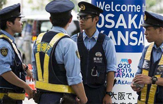 日本男子迫害老师，为躲避警察亲自整容，被捕后出书赚千万版税